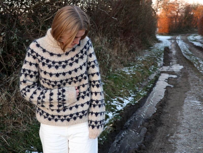 Mønstret sweater i beige og navyblå