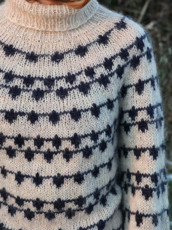 Mønstret sweater i beige og navyblå