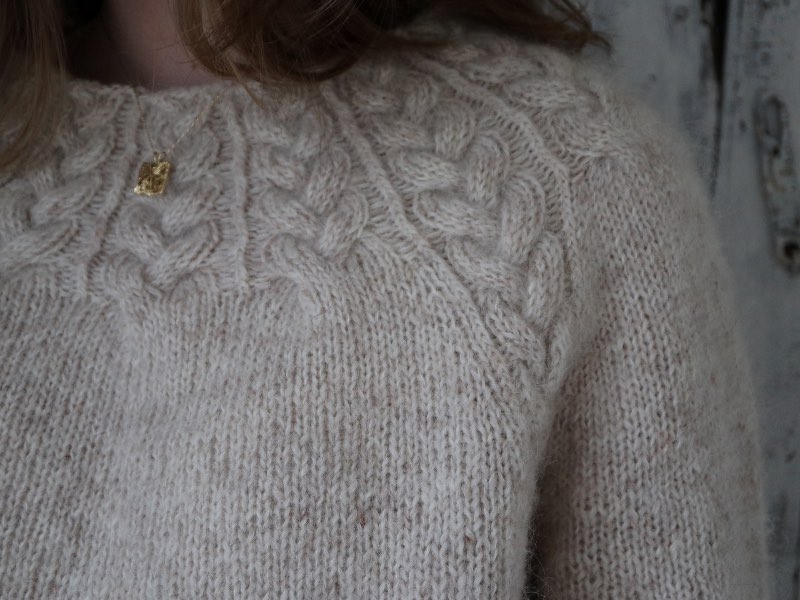 Winter Rose Sweater lys