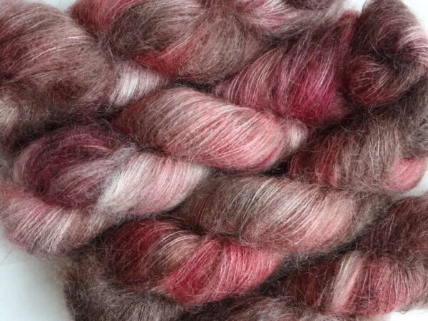Knitamore håndfarvet Silk Mohair // Hindbær-chokoladeis