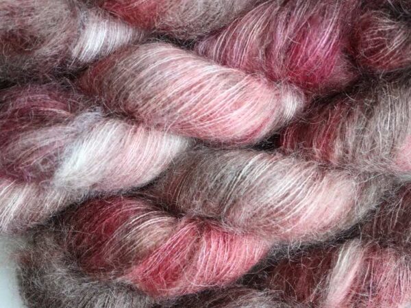 Knitamore håndfarvet Silk Mohair // Hindbær-chokoladeis
