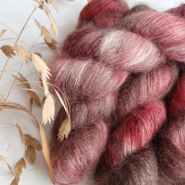 Knitamore håndfarvet Silk Mohair // Hindbær-chokoladeis