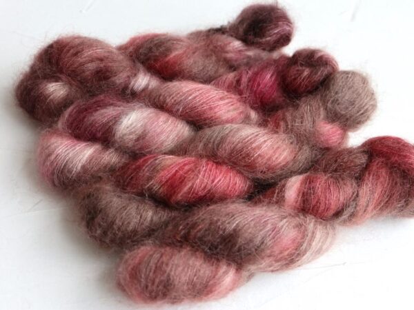 Knitamore håndfarvet Silk Mohair // Hindbær-chokoladeis