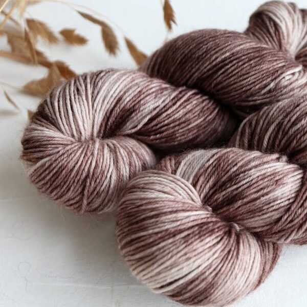 Knitamore håndfarvet strømpegarn // Mocha