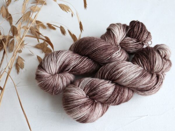 Knitamore håndfarvet strømpegarn // Mocha
