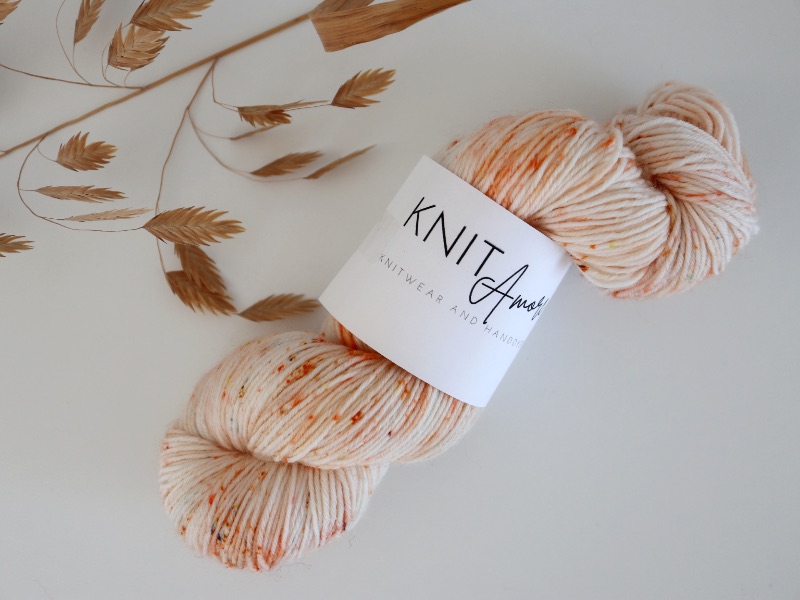 Knitamore stroempegarn_ Playful orange 1 Knitamore strømpegarn // Playful orange