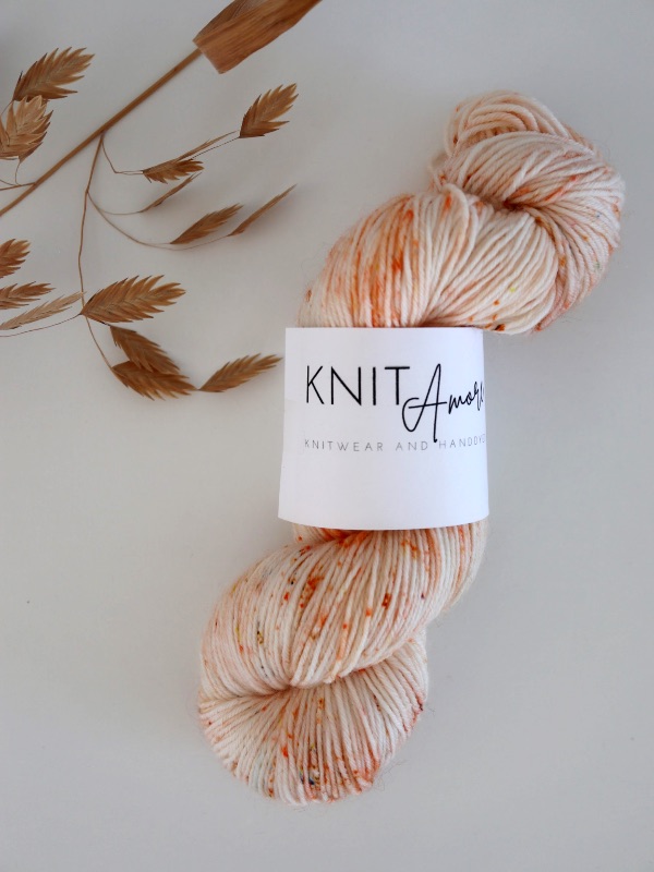 Knitamore stroempegarn_ Playful orange Knitamore strømpegarn // Playful orange